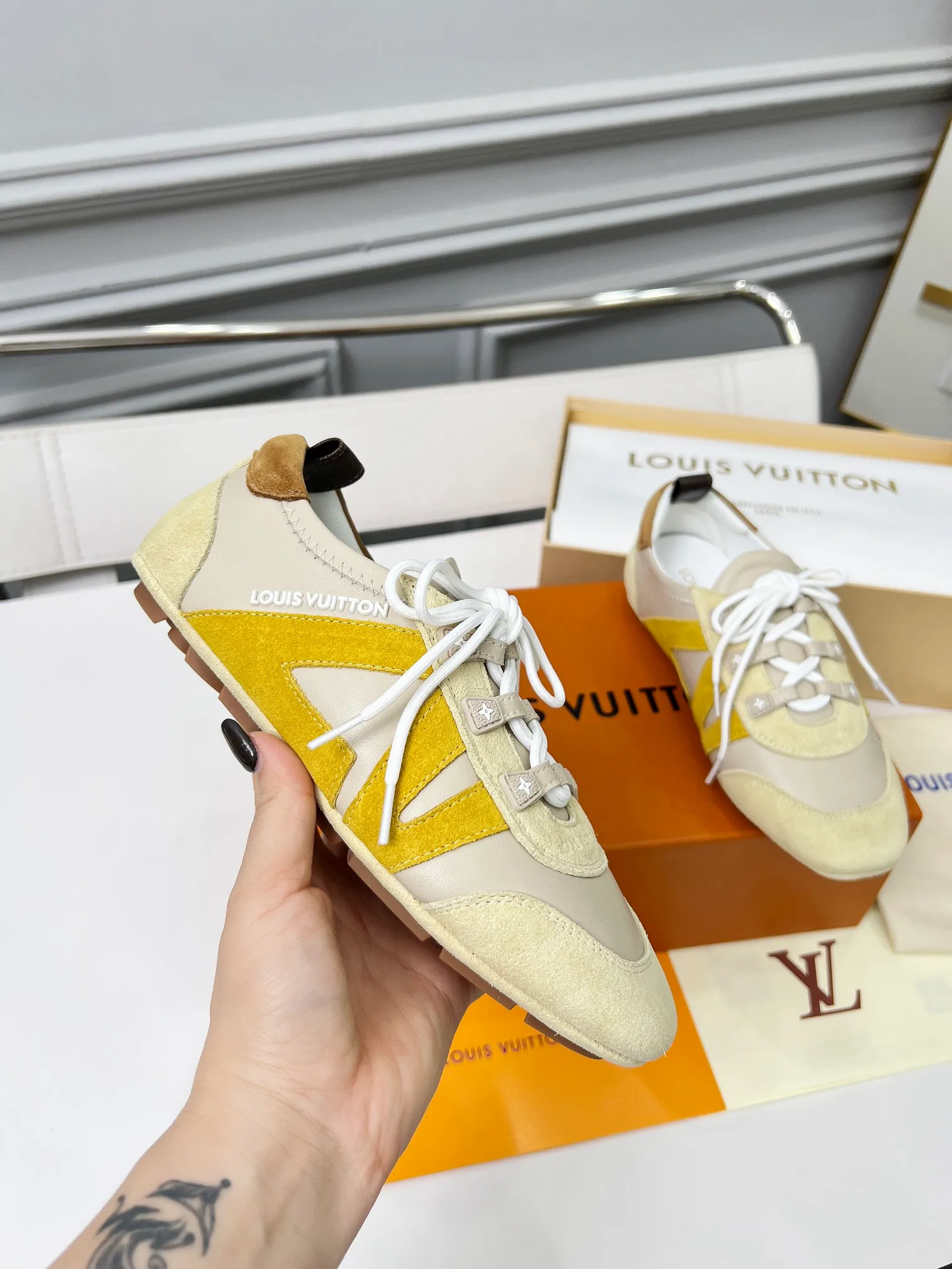 👟👟Ex-factory price 600👟👟 LV Sneakerina ballet-style sneakers are made of soft sheepskin and suede cow leather trimmings, and Monogram canvas is used to write the LV letters on the side, combining the light structure of ballet shoes with the comfortable texture of sneakers. Sacchetto craftsmanship and an injection-molded outsole complete the package, allowing for flexibility in a variety of looks. Code number: 35~41, colors are being updated...